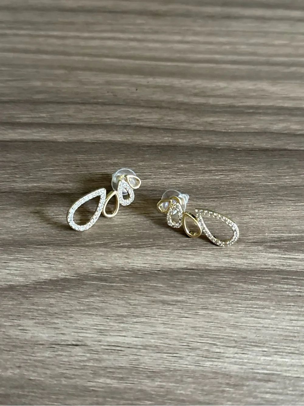 Teardrop Stud Earrings Q1100